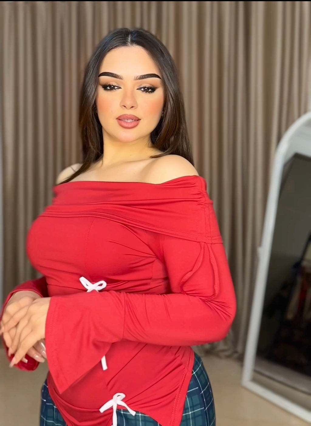 بيجامة حمرا فيونكات