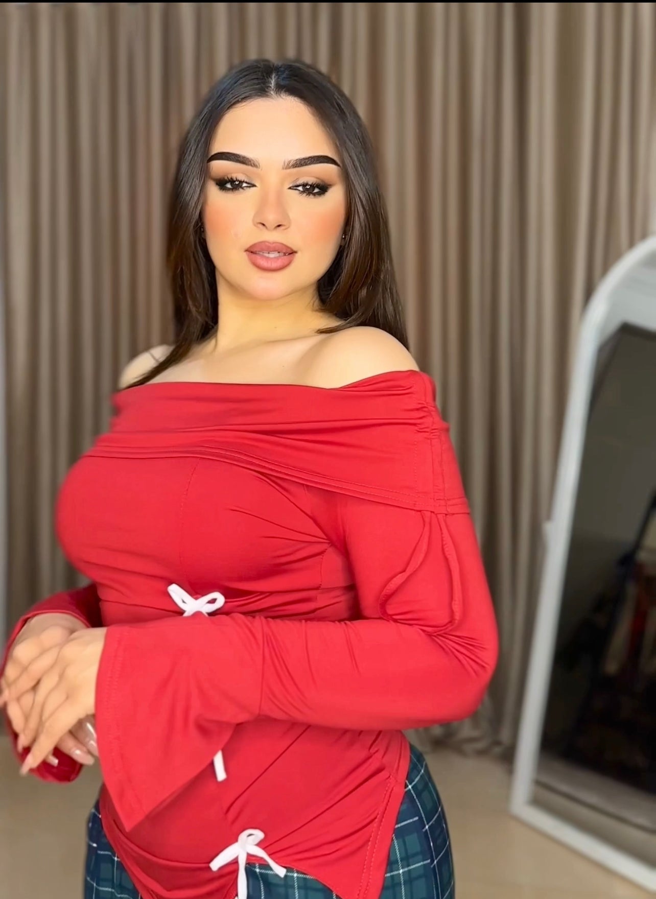 بيجامة حمرا فيونكات