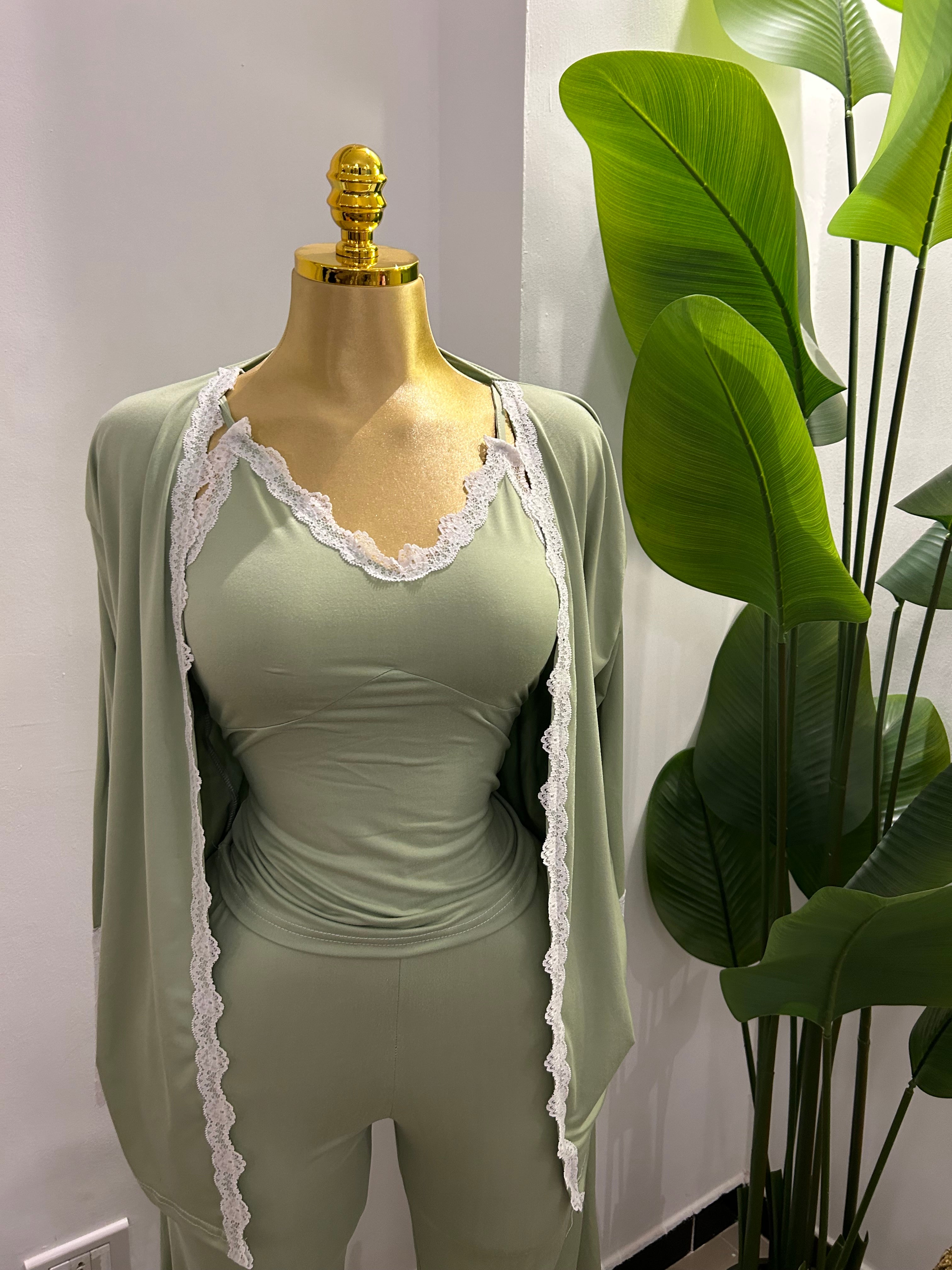 بيجامة دانتيل