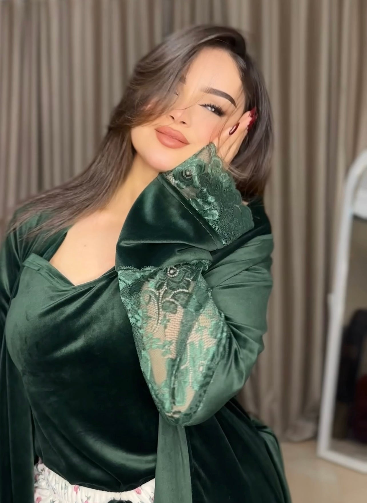 (الزيتي) يجامة قطيفة في دانتيل