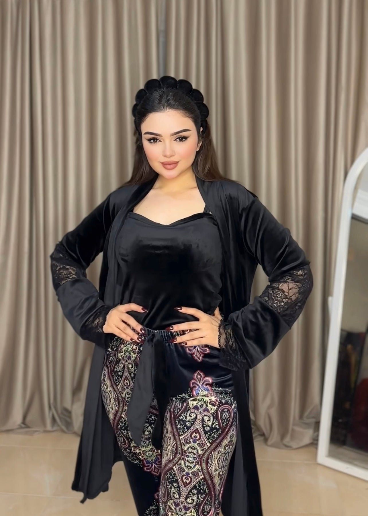 (اسود) يجامة قطيفة في دانتيل