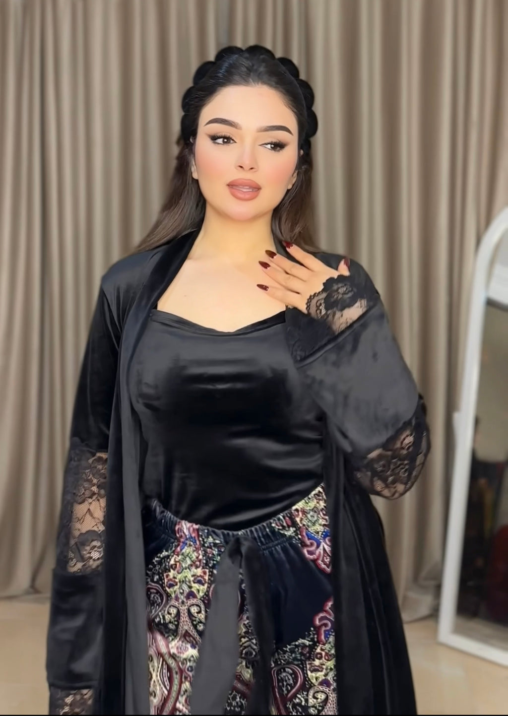 (اسود) يجامة قطيفة في دانتيل