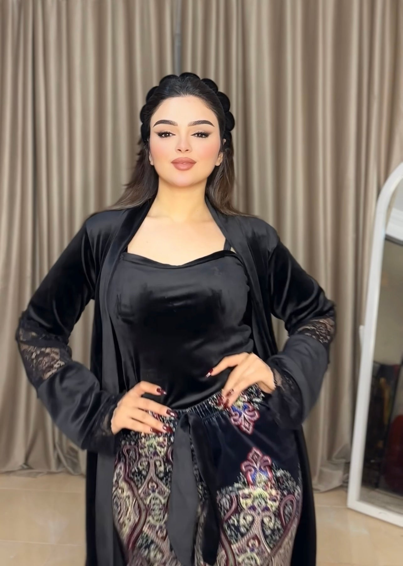 (اسود) يجامة قطيفة في دانتيل