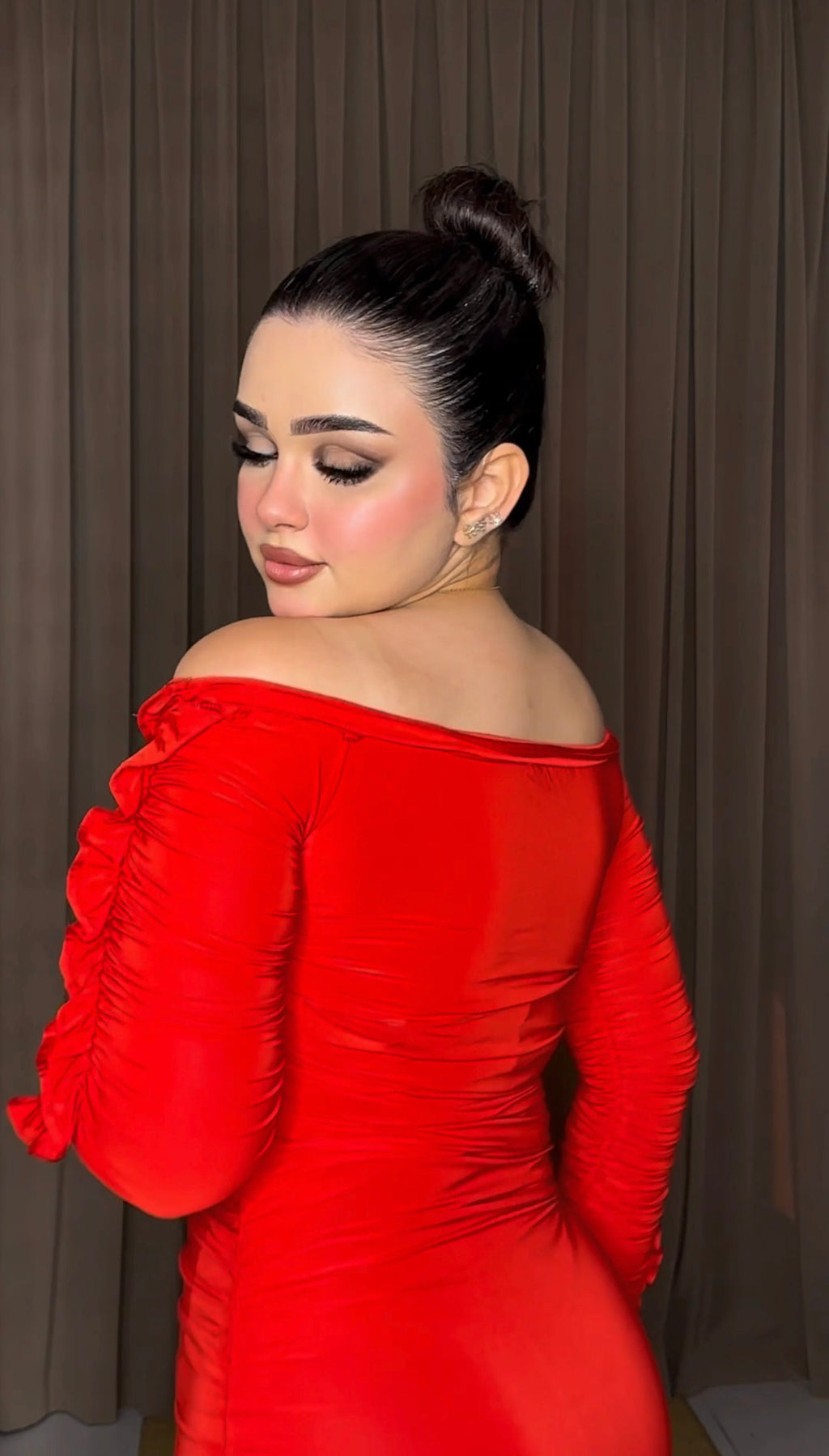 فستان زبدة دوبارة من الصدر
