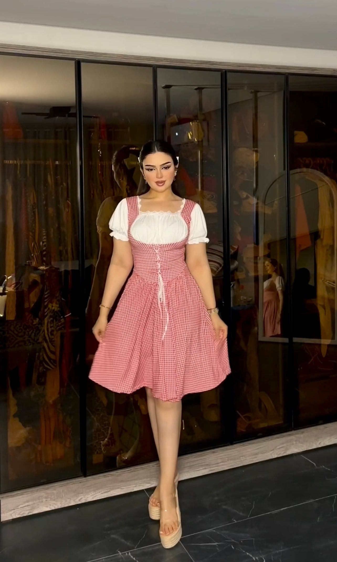 فستان احمر في ابيض  كرهوات