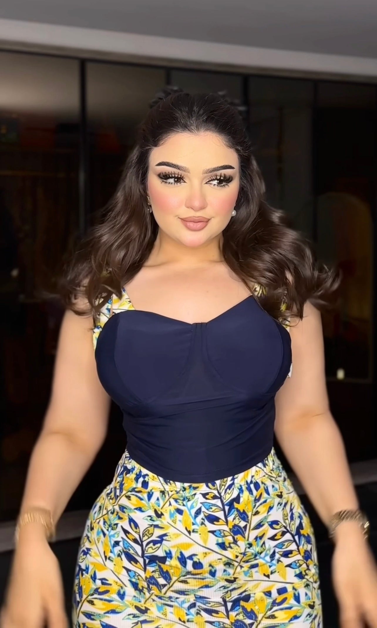 طقم جيبة وتوب رباط من الكتف مشجر