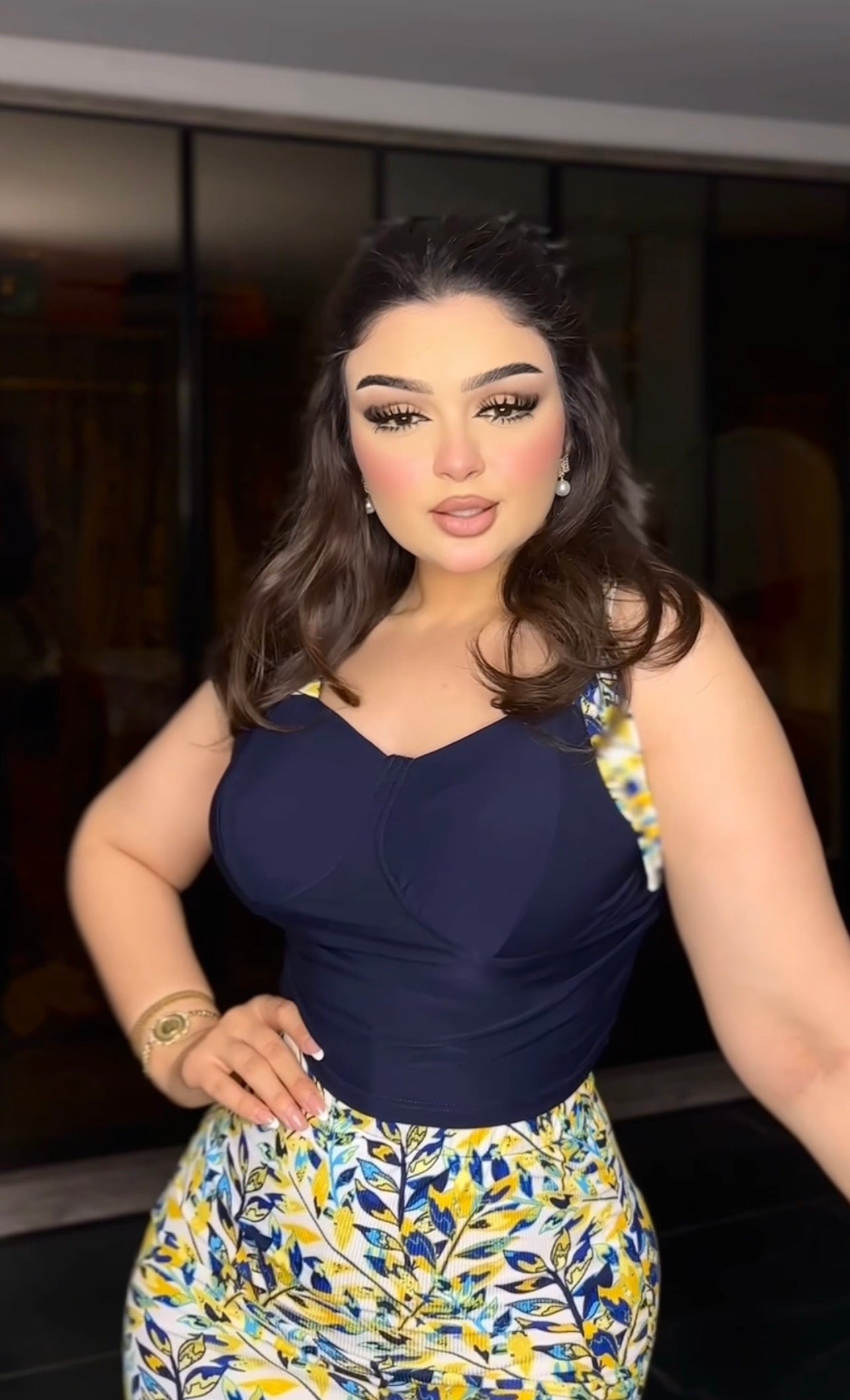 طقم جيبة وتوب رباط من الكتف مشجر