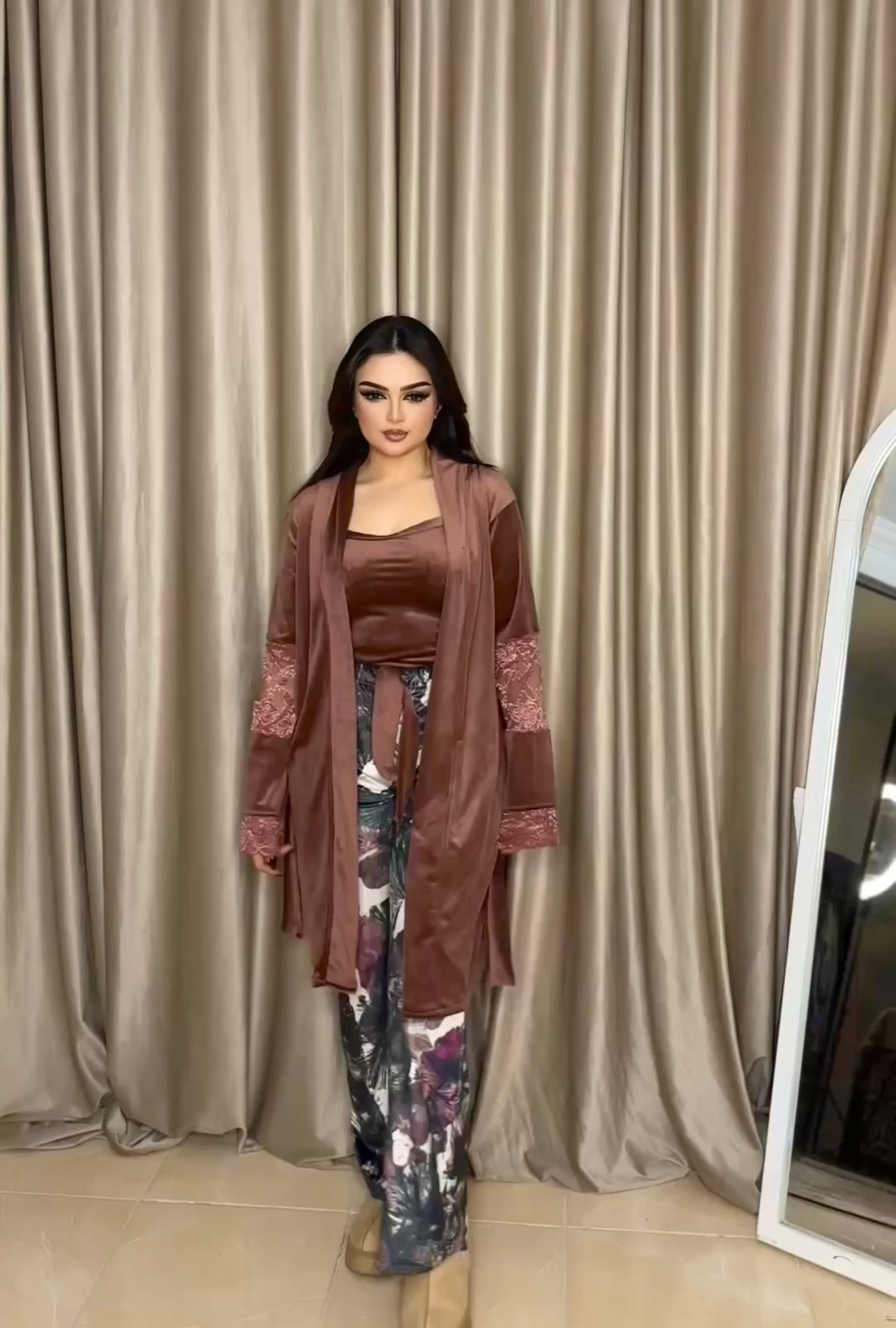 (كاشمير) يجامة قطيفة في دانتيل