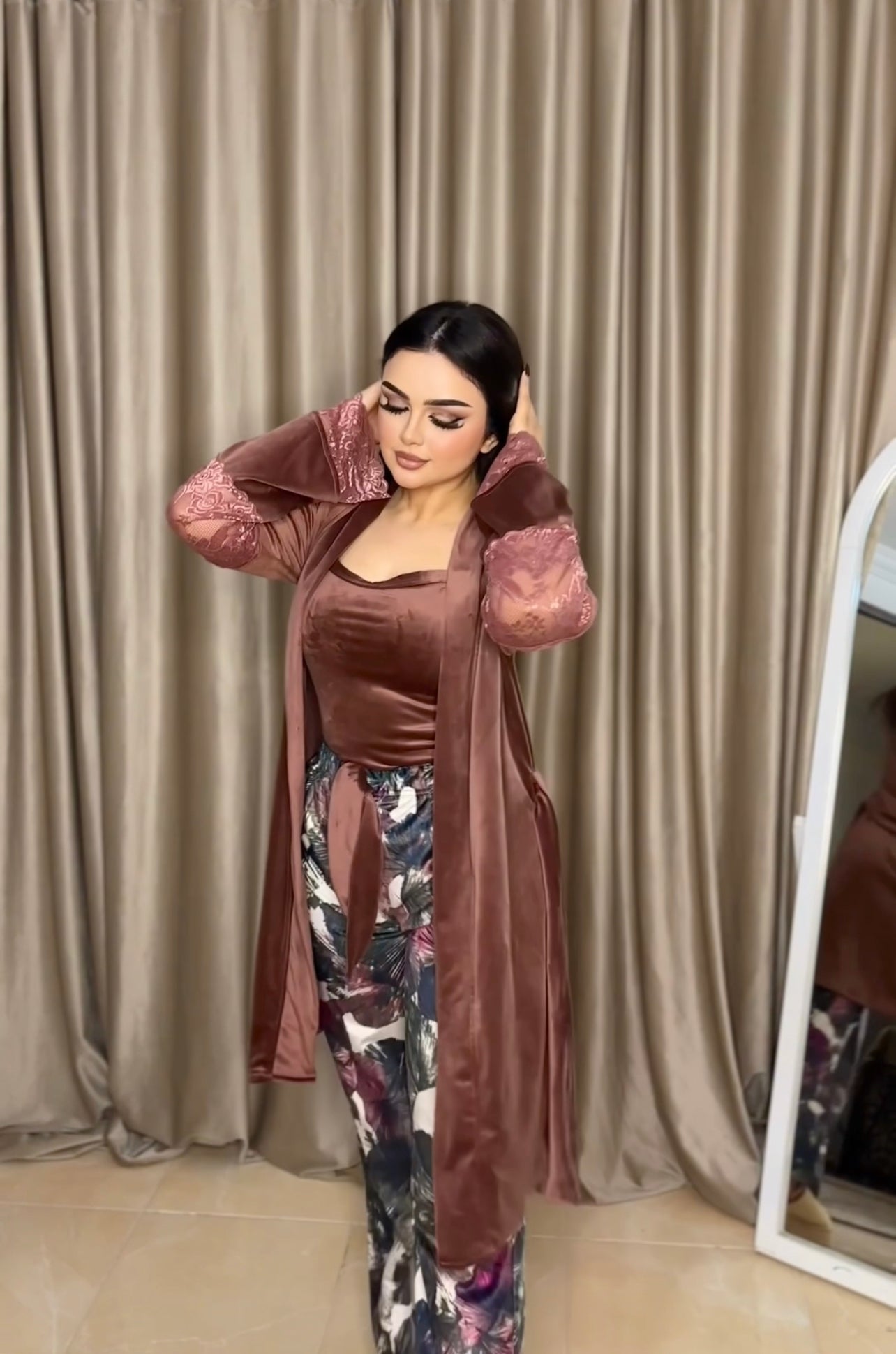 (كاشمير) يجامة قطيفة في دانتيل