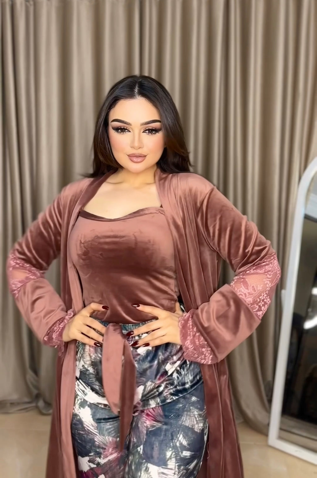 (كاشمير) يجامة قطيفة في دانتيل