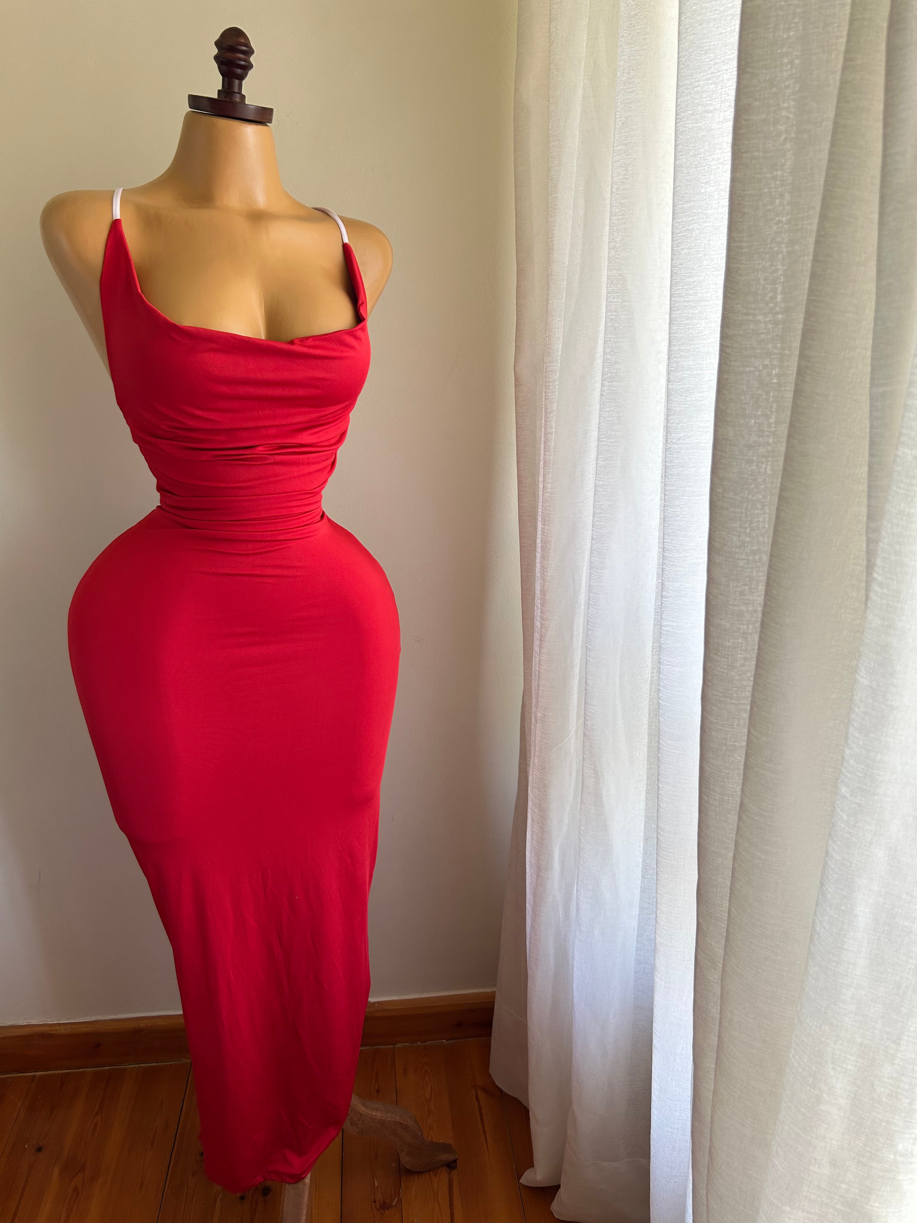 فستان ليكر احمر